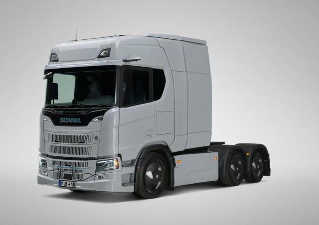 Batterieelektrische Scania-Zugmaschine in Dreiviertelansicht.
