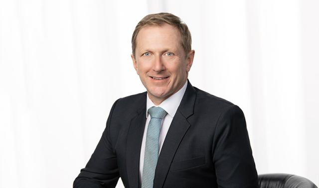 Alfons Haber mit Anzug und Krawatte