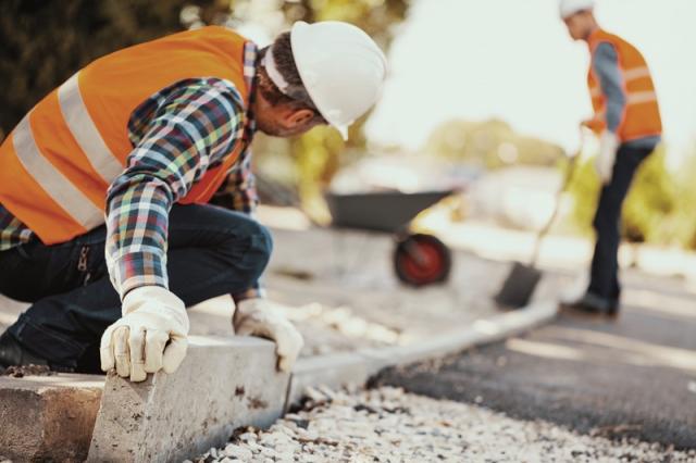 Bauarbeiten auf einer Straßenbau-Baustelle