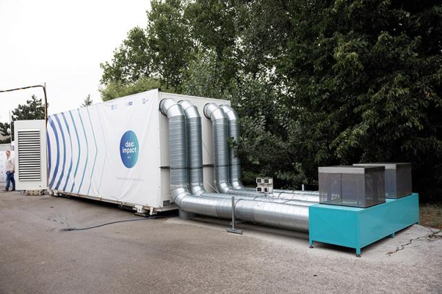 Technische Anlage in Containerformat mit Leitungen