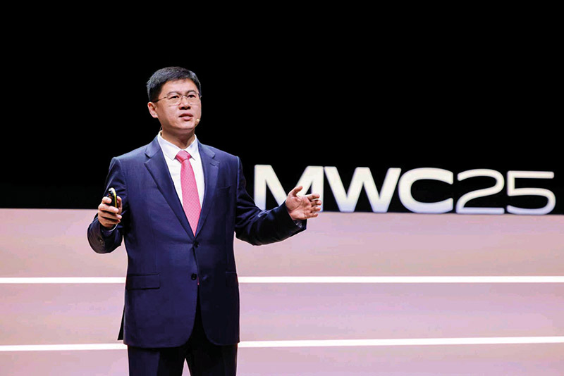 Li_Peng_Corporate_Senior_Vice_President_und_President_of_ICT_Sales_Service_von_Huawei.jpg