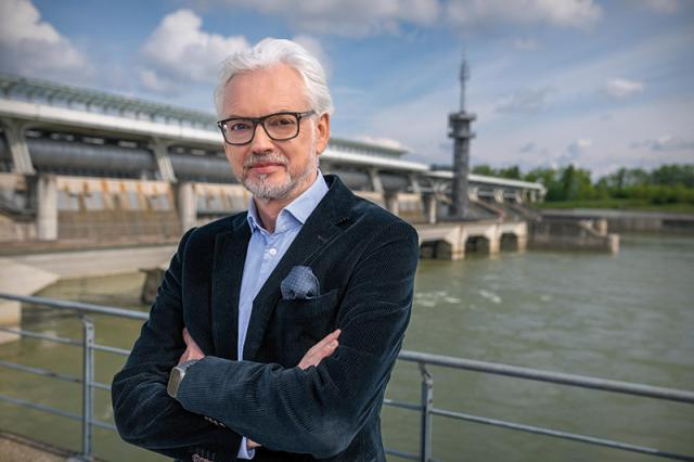 Michael Strugl vor einem Laufwasserkraftwerk