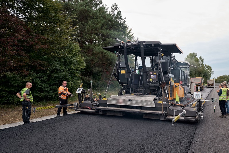 Vollautonomer Asphalteinbau im Praxistext