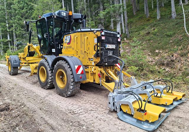 Baumaschine auf einer Waldstraße