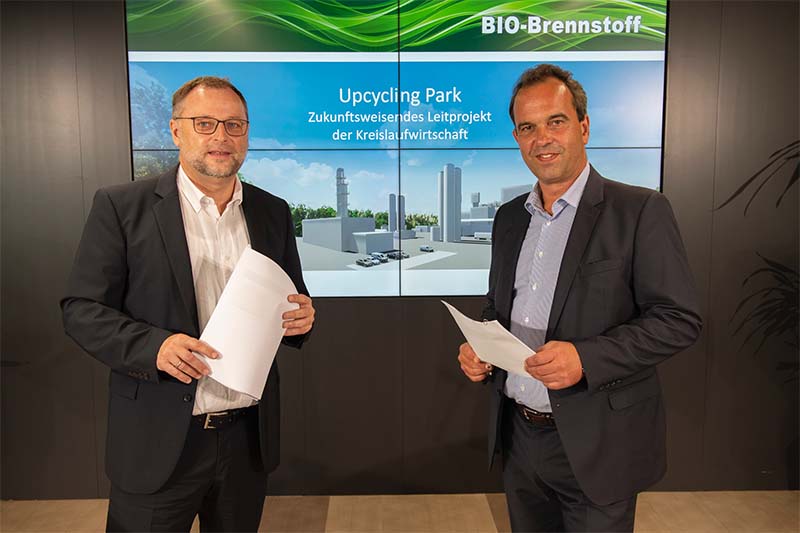 Foto: Eberhard Reil, Geschäftsführer der BIO-Brennstoff und Robert Schmid, Eigentümer der Baumit-Gruppe bei der Vorstellung des Upcycling Parks 