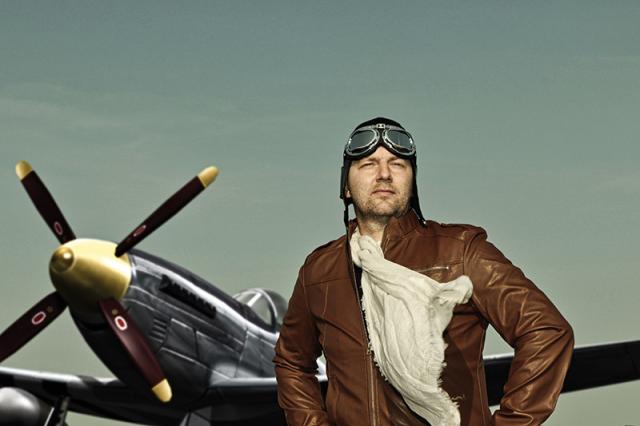 Pilot steht vor Propellermaschine