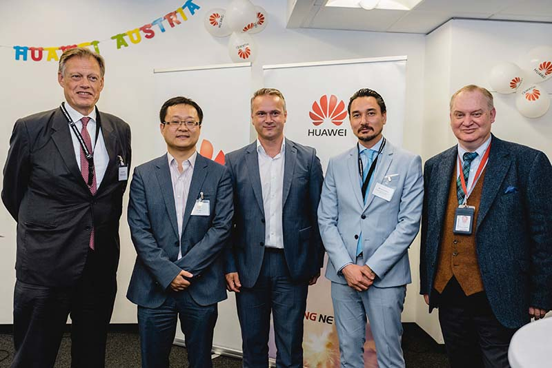 Foto: Betonen den guten Kontakt: Gernot Grimm (bmvit), PAN Yao und Erich Manzer (Huawei), Michael Laschan (bmdw) und Roman Hoffmann (Huawei).