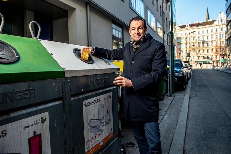 Foto: Harald Hauke zeigt richtiges Recycling vor.