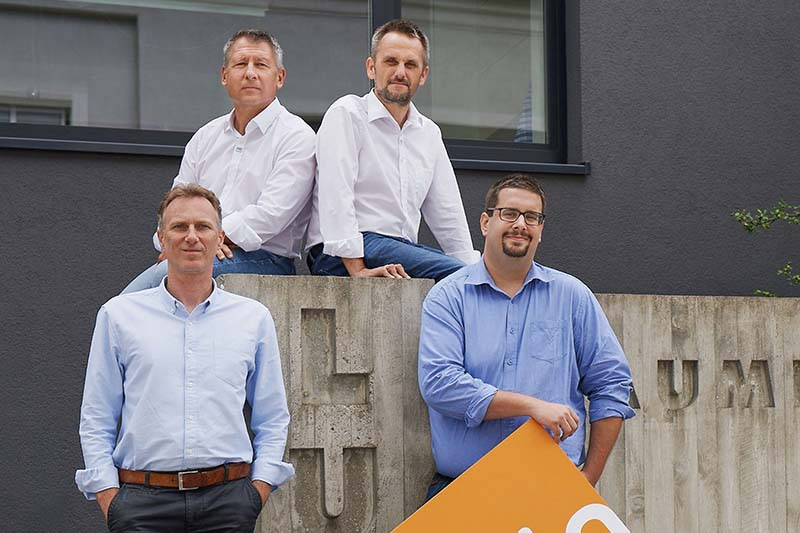 Foto: Vier Mann stark ist das Lumin-Team bei Luxbau: Projektleiter Martin Milinovsky (l.u.), Senior Developer Rainer Hochreiter (l.o.), Junior Developer Michael Weikl (r.u.) und Vertriebsleiter Markus Eder (r.o.). 