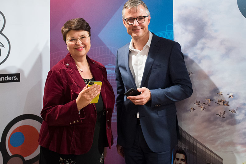 Stadträtin Renate Brauner und Drei-CEO Jan Trionow läuten das Zeitalter von 5G in Wien ein.