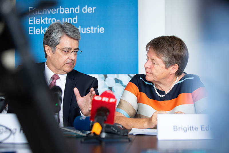 Brigitte Ederer übergibt dem neuen Verbandvorsitzenden Wolfgang Hesoun die Wachstumsbranche Elektro- und Elektronikindustrie.