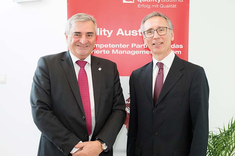 Foto: Konrad Scheiber (li.), CEO Quality Austria, und Andreas Tschulik, Bundesministerium für Nachhaltigkeit, mahnten Klimaziele ein.