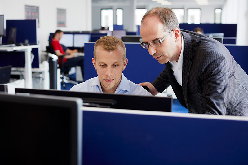 Qualifizierte Mitarbeiter, die mit Softwarelösungen perfekt umgehen und ihr Wissen weitergeben können, sind ein entscheidender Erfolgsfaktor für Unternehmen. Bild: Eplan Software & Service GmbH & Co. KG