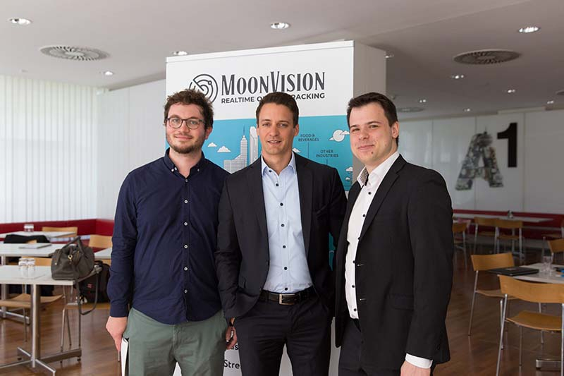 Foto: Florian Bauer, Founder & CEO MoonVision, mit Vertriebspartner Bernhard Famler, Portfolio Manager A1 Digital, und Moon­Vision-Managing Director Kamil Kula.