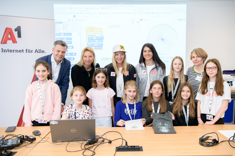Beim A1 Töchtertag besuchten A1 Telekom Austria Group CEO Thomas Arnoldner, Bundesministerin für Frauen, Familien und Jugend Juliane Bogner-Strauß und die beiden ÖSV-Skifahrerinnen Kathi Gallhuber und Steffi Venier die Turtlestitch-Station, bei der die Mädchen mit einer Stickmaschine Programmieren lernen. 