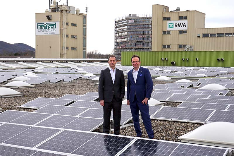 Foto: Die Geschäftsführer der RWA Solar Solutions, DI Klemens Neubauer (li.) und Oliver Eisenhöld (re.), am RWA-Standort Korneuburg, wo eine Photovoltaik-Großanlage errichtet wurde. (Copyright: RWA Solar Solutions)