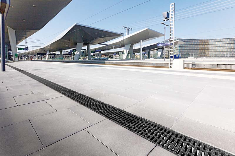 Foto: Die neue Aco Drain Multiline Rinne mit »Seal in«-Technologie am Wiener Hauptbahnhof.