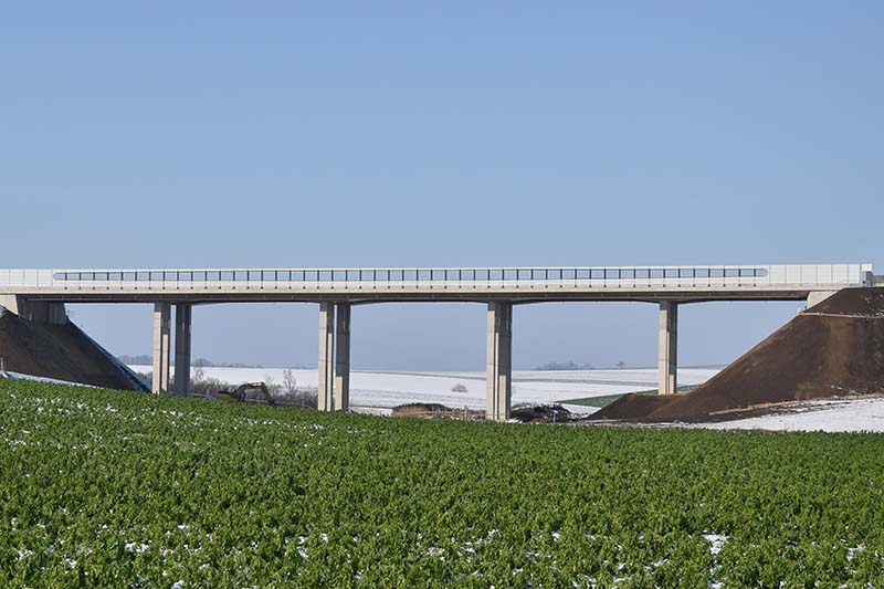 Foto: Die Satzgrabenbrücke auf der A5 ist das erste Pilotprojekt für eine dehnungsfugenlose Betonbrücke und die nun längste integrale Brücke Österreichs. 