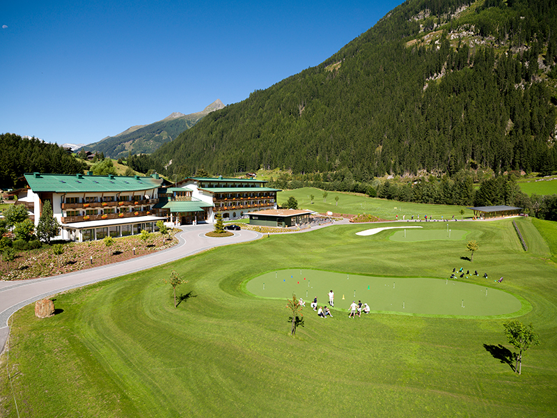 Direkt vor der Haustüre des Defereggental Hotel & Resort wartet ein 9-Loch-Golfpark.