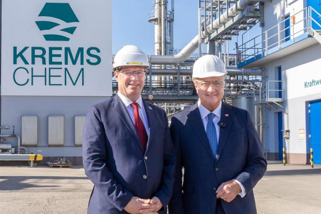 Michael Kunz und Christian Stocker vor Industrieanlage