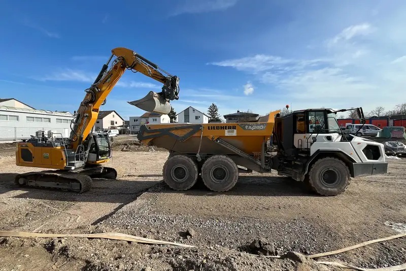 Liebherr Bagger und Muldenkipper