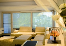 Holzbauten mit trockenem Innenausbau und außen liegendem Sonnenschutz tragen entscheidend dazu bei, sommerliche Überwärmung zu vermeiden.