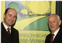 Heinz Kopetz (r.), der langjährige Vorsitzende des Biomasseverbands, übergibt sein Amt an Horst Jauschnegg.