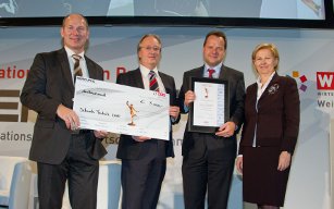 Brigitte Jank, Präsidentin der Wirtschaftskammer Wien, überreicht den Mercur-Sonderpreis an die Schrack-Technik-Geschäftsführer Viktor Eßbüchl, Norbert Kasper und Wilhelm Großeibl. 