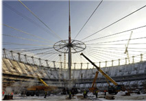 Big Lift: Das Anheben der Dachseilkonstruktion war die schwierigste Bauoperation beim Errichten des Nationalstadions in Warschau. 
