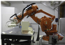 Industrieroboter im neuen Design-Labor der TU Graz:  Aus Montageschaum werden beliebige Formen gefräst.