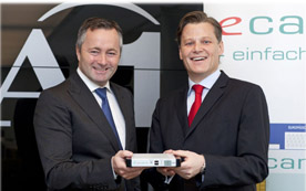 Hannes Ametsreiter, A1 Telekom Austria, und Volker Schörghofer, Hauptverband der österreichischen Sozialversicherungsträger (re.), präsentieren die neue e-card-Hardware.