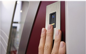 ekey multi wird über eine einzige Einheit gesteuert, die die Kontrolle über bis zu vier Fingerscanner für vier Türen oder Tore ermöglicht. 
