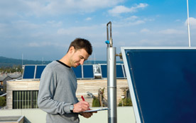 Energiecomfort-Mitarbeiter Jan Schindl, Experte für Solarenergie und Photovoltaik, am Dach eines Passivhauses in der Fritz-Kandl-Gasse, 1210 Wien.