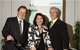Josef Stadlinger (Direktor Siemens Building Technologies), Susanne Brandsteidl (Stadtschulratspräsidentin) und Oskar Böck (Geschäftsführer der ARGE Einsparcontracting) feiern den erfolgreichen Abschluss des Pilotprojekts. 