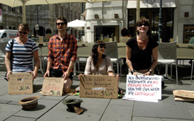 Spontan und öffentlichkeitswirksam: Mit Flashmobs bitten die Amici um ''Spenden für die Opfer der SVA''.