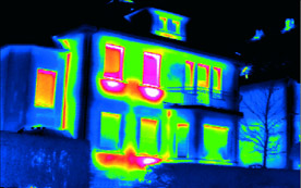 Eine Wärmebildkamera macht genau sichtbar, wie energetisch gut ein Gebäude dasteht und wo man Energieverluste weiter reduzieren kann.  