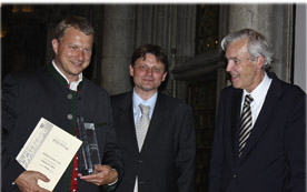 Gerhard Schenk, Geschäftsführer HSG Zander (M.), zeichnet das Etechcenter mit dem Facility Award 2011 als bestes Gebäude aus.