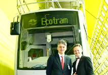 Arnulf Wolfram (li.), Leiter der Division Mobility CEE bei Siemens, und Michael Lichtenegger, GF der Wiener Linien, vor dem Testobjekt ULF im Klima-Wind-Kanal der Rail Tec Arsenal (RTA). 